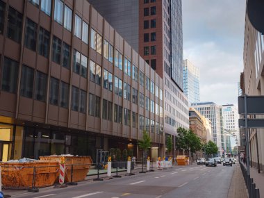 Frankfurt, Almanya - 16 Mayıs 2023: Frankfurt 'ta akşam vakti iş bölgesinde modern gökdelenler