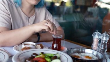 Türk kahvaltısı, Pazar büyük kahvaltısı ya da feta peyniri ve yumurtalı brunch, Türk yemeği restoranda servis ediliyor, kadınlar lezzetli yemeklerden hoşlanıyor