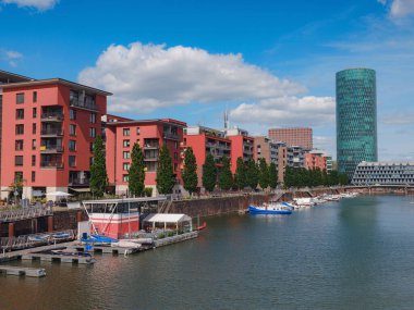 Frankfurt, Almanya - 19 Mayıs 2023: Açık güneşli bir yaz gününde Frankfurt am Main City silueti. Ana nehir, Hessen, Hesse, Almanya