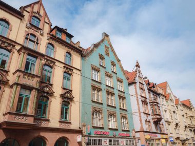 Erfurt, Almanya - 21 Mayıs 2023: Şehir merkezindeki binaların cepheleri, tarihi miras.
