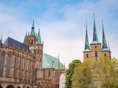 Erfurt, Almanya - 21 Mayıs 2023: Fuarlar ve diğer etkinliklerin yer aldığı ünlü bir katedrali ve anıtları olan canlı bir kasaba meydanı.