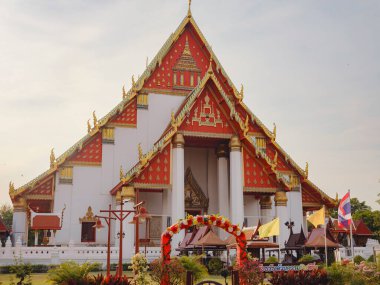 Ayutthaya, Tayland - 26 Ocak 2024: Ayutthaya 'da Wihan Phra Mongkhon Bophit, karmaşık ayrıntılar ve Tayland geleneğini yansıtan ruhani atmosfer ile mimari ve mirası sergiliyor