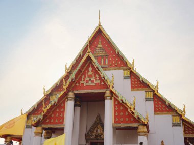 Ayutthaya 'daki modern Wihan Phra Mongkhon Bophit, canlı mimari ve kültürel mirası, karmaşık ayrıntılar ve Tayland geleneği ve tasarımı yansıtan ruhani atmosferle sergiliyor..