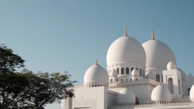 Abu Dabi 'deki ikonik Şeyh Zayed Camii' nin çarpıcı manzarası. Büyük mimari, karmaşık mermer detaylar, dingin atmosfer onu BAE 'deki İslam kültürünün ve ruhaniliğin olağanüstü bir sembolü yapıyor..