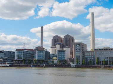 Frankfurt, Almanya - 19 Mayıs 2023: Açık güneşli bir yaz gününde Frankfurt am Main City silueti. Ana nehir, Hessen, Hesse, Almanya