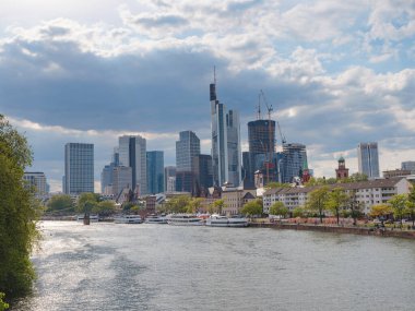 Frankfurt, Almanya - 19 Mayıs 2023: Açık güneşli bir yaz gününde Frankfurt am Main City silueti. Ana nehir, Hessen, Hesse, Almanya
