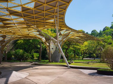 Kuala Lumpur Perdana Botanik Bahçesi 'nin altyapısı yürüyüş yolları, banklar, dekoratif köprüler ve verimli tropikal çevreye entegre edilmiş iyi korunmuş tesisler içerir..