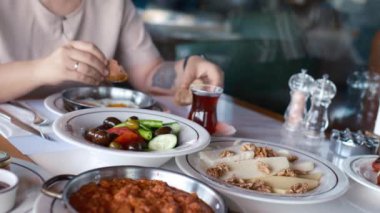 Türk kahvaltısı, Pazar büyük kahvaltısı ya da feta peyniri ve yumurtalı brunch, Türk yemeği restoranda servis ediliyor, kadınlar lezzetli yemeklerden hoşlanıyor