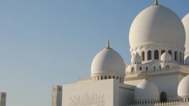 Abu Dabi 'deki ikonik Şeyh Zayed Camii' nin çarpıcı manzarası. Büyük mimari, karmaşık mermer detaylar, dingin atmosfer onu BAE 'deki İslam kültürünün ve ruhaniliğin olağanüstü bir sembolü yapıyor..