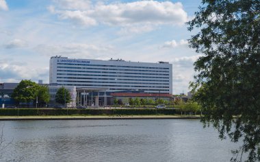 Frankfurt, Almanya - 19 Mayıs 2023: Açık güneşli bir yaz gününde Frankfurt am Main City silueti. Ana nehir, Hessen, Hesse, Almanya