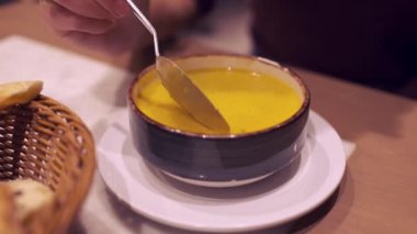 Geleneksel lezzetli yemek mercimek çorbası, yeşillik, meze ve ahşap masa ekmek. Turist kadın tadı yerel mutfak. Türkiye