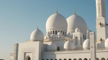 Abu Dabi 'deki ikonik Şeyh Zayed Camii' nin çarpıcı manzarası. Büyük mimari, karmaşık mermer detaylar, dingin atmosfer onu BAE 'deki İslam kültürünün ve ruhaniliğin olağanüstü bir sembolü yapıyor..