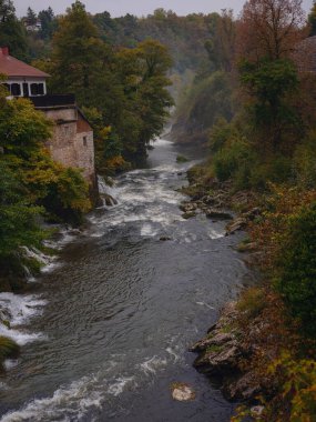 Hırvatistan 'ın Slunj kenti yakınlarındaki Rastoke Köyü' ne git. Korana nehrinin şelalelerinde nefes kesici eski su değirmenleri, güzel kırsal alanlar.