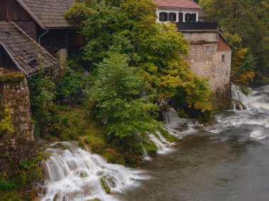 Hırvatistan 'ın Slunj kenti yakınlarındaki Rastoke Köyü' ne git. Korana nehrinin şelalelerinde nefes kesici eski su değirmenleri, güzel kırsal alanlar.