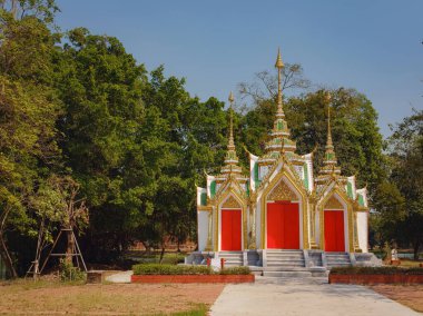Tayland 'daki modern Budist tapınağı, canlı mimari ve kültürel mirası, karmaşık detaylar ve Tayland geleneği ve tasarımı yansıtan ruhani atmosferle sergiliyor..