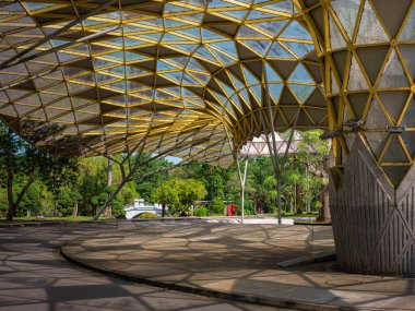 Kuala Lumpur Perdana Botanik Bahçesi 'nin altyapısı yürüyüş yolları, banklar, dekoratif köprüler ve verimli tropikal çevreye entegre edilmiş iyi korunmuş tesisler içerir..