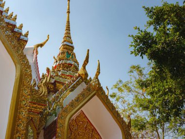 Tayland 'daki küçük bir modern Budist tapınağının ayrıntıları, canlı mimari ve kültürel mirası, karmaşık ayrıntılar ve Tayland geleneği ve tasarımı yansıtan ruhani atmosferle sergiliyor..