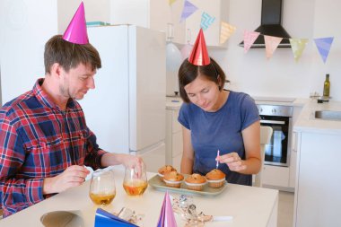 Aile güzel dekore edilmiş yemek odasında oturup doğum günü pastasında mumları söndürür. Neşeli bir kutlama, şenlikli, saadet dolu bir atmosferde sıcaklığı ve birlikteliği yayar..