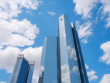 Frankfurt, Almanya - 18 Mayıs 2023: Frankfurt 'ta iş bölgesinde modern gökdelenlerin alt görünümü