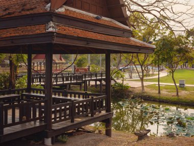 Kum Khun Phaan Parkı ve simgesel simgeler, bu UNESCO Dünya Mirası sahasının sakin atmosferinde karmaşık mimari, tarihi kalıntılar ve kültür mirası sergileniyor..