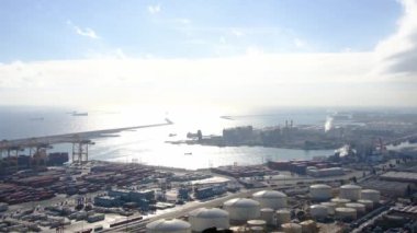 Barselona, İspanya, 5 Ocak 2024: Montjuic Dağı 'ndan endüstriyel liman Zona Franca' ya görüntü. Yüklenen ve boşaltılan konteynırlarla dolu yoğun sahne, limandaki lojistik ve nakliye faaliyetleri