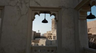 Dubai, Birleşik Arap Emirlikleri, 19 Ocak 2024: Al Seef yürümek ve yemek için uygun bir yer. Geleneksel Arap mimarisine sahip tarihi bölge. Eski binalar ve geleneksel Arap caddesi.