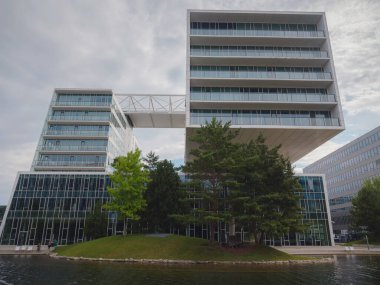 Viyana, Avusturya, 19 Temmuz 2023, Modern Şehir, Viyana 'da iş bürosu mimarisi. Kentsel kurumsal gökdelen dış ve ufuk çizgisi. Finans ticaret merkezinin mavi pencere tasarımı