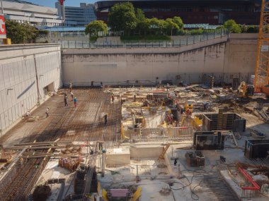 Viyana, Avusturya - 27 Temmuz 2023: Avusturya Merkezi ve BM binası yakınlarındaki alanlardan birinde inşaatçılarla birlikte inşaat sahası