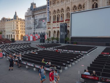 Viyana, Avusturya - 17 Temmuz 2023. Viyana Film Festivali, Avrupa 'nın en büyük kültürü, mutfak festivali. Belediyedeki festivalin ana sahnesi.