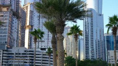 BAE, Abu-Dabi, 11 Ocak 2024 günbatımında modern bölge, günbatımında modern mimari, sakin sokaklar, şehir manzarası üzerinde sıcak alacakaranlık. Altın saat ışığında Reem Adası şehir atmosferi