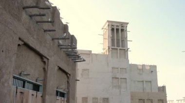 Dubai, Birleşik Arap Emirlikleri, 19 Ocak 2024: Al Seef yürümek ve yemek için uygun bir yer. Geleneksel Arap mimarisine sahip tarihi bölge. Eski binalar ve geleneksel Arap caddesi.