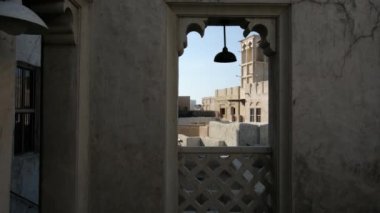 Dubai, Birleşik Arap Emirlikleri, 19 Ocak 2024: Al Seef yürümek ve yemek için uygun bir yer. Geleneksel Arap mimarisine sahip tarihi bölge. Eski binalar ve geleneksel Arap caddesi.