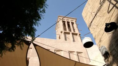 Dubai, Birleşik Arap Emirlikleri, 19 Ocak 2024: Al Seef yürümek ve yemek için uygun bir yer. Geleneksel Arap mimarisine sahip tarihi bölge. Eski binalar ve geleneksel Arap caddesi.