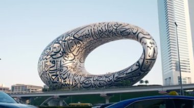 Dubai, BAE - 16 Ocak 2024: Şeyh zayed yolundan Geleceğin Dubai Müzesi. Modern fütüristik müze mimar Shaun Killa tarafından tasarlandı. Şehir manzarası silüeti.