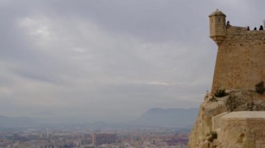 İspanya, Alicante 'ye bakan Santa Barbara Kalesi Castillo de Santa Barbara manzaralı. Çarpıcı manzara Akdeniz kıyı şeridi, şehir manzarası, tarihi mimari ve doğa içerir..