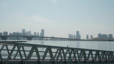 Abu Dabi, Birleşik Arap Emirlikleri - 6 Ocak 2024: Louvre Abu Dabi, çarpıcı modern mimarisini ve ikonik kubbesini sergiledi. Müzenin eşsiz tasarımı ve sakin rıhtımı,