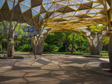 Kuala Lumpur Perdana Botanik Bahçesi 'nin altyapısı yürüyüş yolları, banklar, dekoratif köprüler ve verimli tropikal çevreye entegre edilmiş iyi korunmuş tesisler içerir..