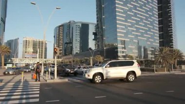 Abu Dabi, BAE -10 Ocak 2024: Abu Dabi 'de bir caddede şehir trafiği görülüyor. Orta Doğu 'daki verimliliği ve hızlı gelişimi yansıtan bir sahne..