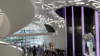 Dubai, BAE - 16 Ocak 2024: Geleceğin Müzesi 'nin modern iç kesimlerinden keyif alan turistler. Modern fütüristik müze mimar Shaun Killa tarafından tasarlandı..