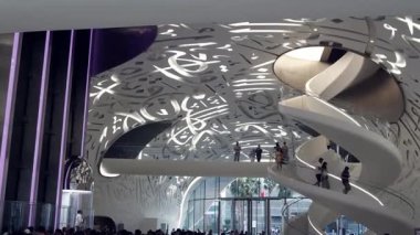 Dubai, BAE - 16 Ocak 2024: Geleceğin Müzesi 'nin modern iç kesimlerinden keyif alan turistler. Modern fütüristik müze mimar Shaun Killa tarafından tasarlandı..