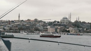 İstanbul, Türkiye - 3 Aralık 2023. İstanbul 'un Asya ve Avrupa bölgeleri arasında insanları taşıyan, Galata Köprüsü' ne bakan, Bosphorus 'ta seyahat eden yolcu feribotunun güzel manzarası.