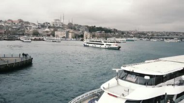 İstanbul, Türkiye - 3 Aralık 2023. İstanbul 'un Asyalı ve Avrupalı kesimleri arasında insanları taşıyan yolcu feribotunun İstanbul' da güzel manzarası.