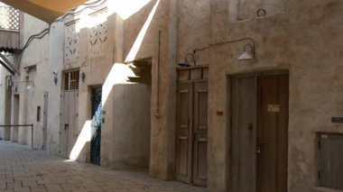 Dubai, Birleşik Arap Emirlikleri, 19 Ocak 2024: Al Seef yürümek ve yemek için uygun bir yer. Geleneksel Arap mimarisine sahip tarihi bölge. Eski binalar ve geleneksel Arap caddesi.