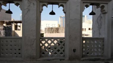 Dubai, Birleşik Arap Emirlikleri, 19 Ocak 2024: Al Seef yürümek ve yemek için uygun bir yer. Geleneksel Arap mimarisine sahip tarihi bölge. Eski binalar ve geleneksel Arap caddesi.