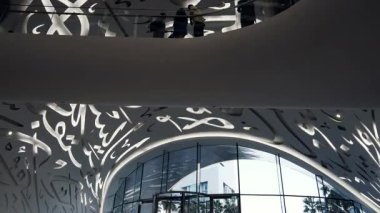 Dubai, BAE - 16 Ocak 2024: Geleceğin Müzesi 'nin modern iç kesimlerinden keyif alan turistler. Modern fütüristik müze mimar Shaun Killa tarafından tasarlandı..