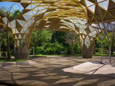 Kuala Lumpur Perdana Botanik Bahçesi 'nin altyapısı yürüyüş yolları, banklar, dekoratif köprüler ve verimli tropikal çevreye entegre edilmiş iyi korunmuş tesisler içerir..