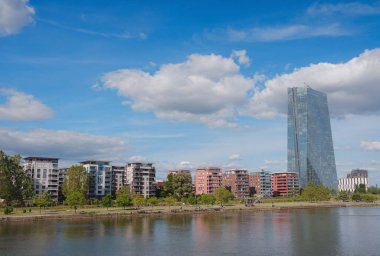 Frankfurt, Almanya - 16 Mayıs 2023: Açık güneşli bir yaz gününde Frankfurt am Main City gökyüzü. Ana nehir, Hessen, Hesse, Almanya