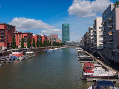 Frankfurt, Almanya - 19 Mayıs 2023: Açık güneşli bir yaz gününde Frankfurt am Main City silueti. Ana nehir, Hessen, Hesse, Almanya