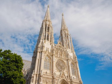 Viyana 'da güzel bir yaz tatili - Vatandaş Kilisesi Neo-Gotik Avusturya Kilisesi. Yaz yürüyüşü, tarihi sokakları keşfetmek, çarpıcı mimari, güneş ışığı altındaki canlı şehir atmosferi..