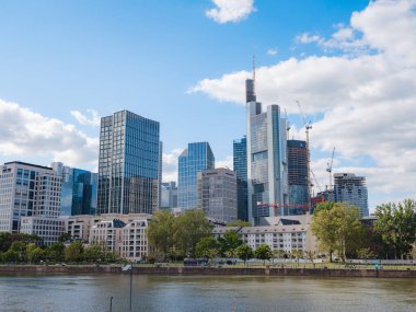 Frankfurt, Almanya - 19 Mayıs 2023: Açık güneşli bir yaz gününde Frankfurt am Main City silueti. Ana nehir, Hessen, Hesse, Almanya